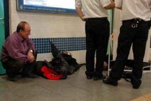 Metroda saz &ccedil;alarken kalp krizi ge&ccedil;irip &ouml;ld&uuml;