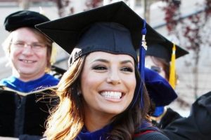 Eva Longoria y&uuml;ksek lisansını tamamladı