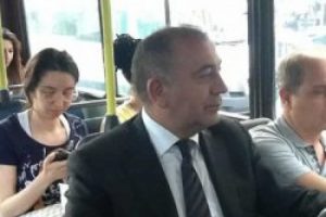 G&uuml;rsel Tekin metrob&uuml;se bindi
