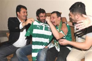 Kaptan &Ouml;mer'den anlamlı ziyaret