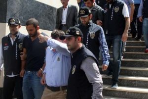 Sahte icracı şebekesi yakayı ele verdi