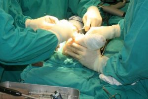 Bir kişiyi defalarca 'ameliyat oldu' g&ouml;stermişler