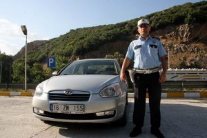 Aracını bağladığı aileye &ouml;yle bir jest yaptı ki!