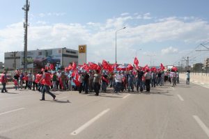 Bursa'da metal iş&ccedil;ilerinden yol kapatma eylemi