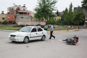 Motosiklet otomobile &ccedil;arptı