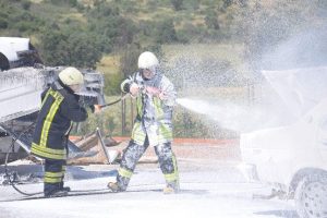 İtfaiyecilerin yangın tatbikatında zor anları
