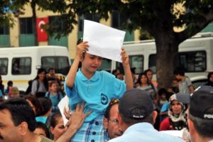 Okulu i&ccedil;in g&ouml;zyaşı d&ouml;kt&uuml;