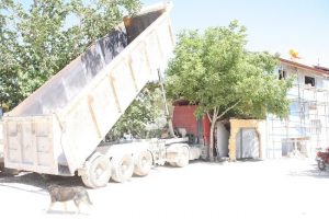 Yoldan &ccedil;ıkan TIR evin bah&ccedil;esine girdi