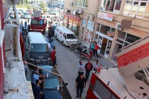İtfaiye park eden ara&ccedil;lardan sokağa giremedi