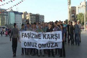 &Ouml;nce ayağa sonra y&uuml;zlerine gaz sıktılar