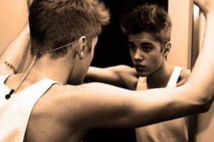 Justin Bieber'a "sen tam bir g..t's&uuml;n" diyen &uuml;nl&uuml;!