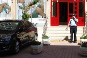 Babasını yatağında bı&ccedil;akladı