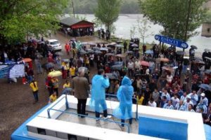 Sadakat y&uuml;r&uuml;y&uuml;ş&uuml;ne yağmur engeli