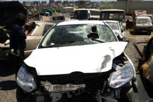 Otomobilin camına gelen taş canından etti