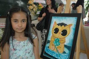 9 yaşında resim sergisi a&ccedil;tı