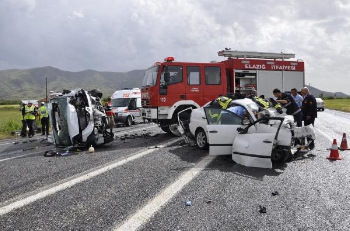 Elazığ'da kaza: 2 &ouml;l&uuml;, 9 yaralı