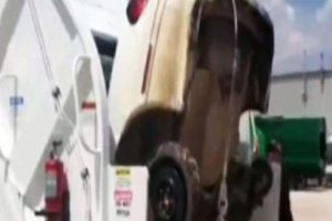 &Ccedil;&ouml;p kamyonu, otomobili b&ouml;yle yuttu