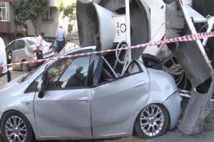 Beton mikseri, otomobilin &uuml;zerine devrildi
