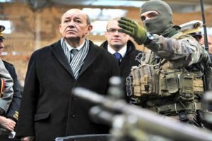 Fransa'da bir asker boğazından bı&ccedil;aklandı