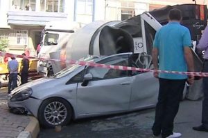 Beton mikseri otomobilin &uuml;st&uuml;ne devrildi