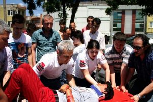 Arkadaşlarının g&ouml;z&uuml; &ouml;n&uuml;nde otomobil &ccedil;arptı