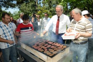 Altepe mangal yaktı huzurevi sakinlerine moral verdi