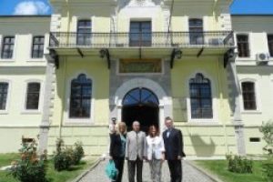Necdet &Ouml;zel Atat&uuml;rk'&uuml;n okulunu ziyaret etti