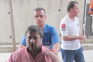 Motosiklet s&uuml;r&uuml;c&uuml;s&uuml; simit&ccedil;i tezgahına &ccedil;arptı