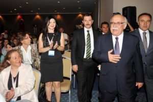 "Mizah ve t&uuml;rk&uuml;ler eğitimde kullanılabilir"