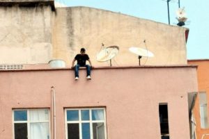 İntihara kalkışan genci itfaiye ikna etti