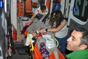 Otomobilin &ccedil;arptığı kadın ağır yaralandı