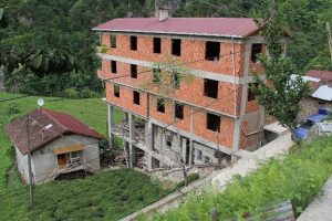 Babadan kalma evi yıkmayıp &uuml;zerine apartman yaptılar
