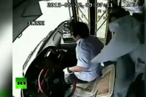 Durağı ka&ccedil;ıran yolcu, otob&uuml;s şof&ouml;r&uuml;n&uuml; yumrukladı
