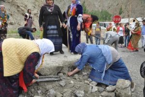 Temeli atılan jandarma kontrol noktasını BDP'liler yıktı
