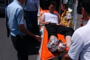 Hi&ccedil; d&uuml;ş&uuml;nmeden denize atladı, 14 yaşındaki kızı kurtardı