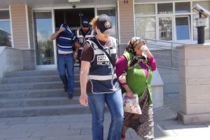 70 yaşındaki kadın esrarla yakalandı