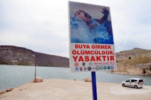 Polisten &ouml;ğrencilere boğulma uyarısı