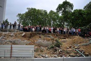 BDP'li milletvekili dozerin &ouml;n&uuml;ne ge&ccedil;ti