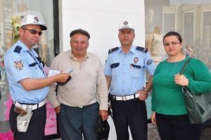 Polis memuru unutkan emekliyi sevindirdi