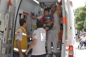5 yaşındaki &ccedil;ocuk asans&ouml;re sıkıştı