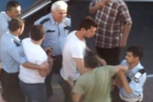 Polis ve minib&uuml;s şof&ouml;r&uuml; birbirine girdi