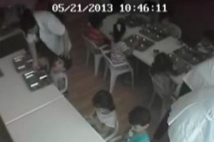 Kreşte &ccedil;ocuklara dayak zoruyla yemek!