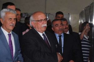 Bakan Avcı'nın ceketinin d&uuml;ğmesi kopunca...