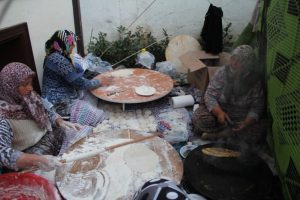 Hem g&ouml;zleme pişirdiler hem de ebru yaptılar