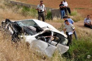 Nişanlıları kaza ayırdı