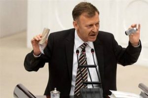 Meclis'e gaz bombası ile geldi