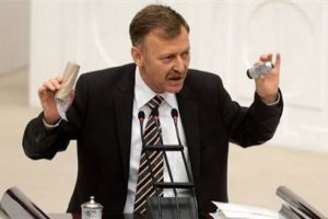 Meclis k&uuml;rs&uuml;s&uuml;nde gaz bombası