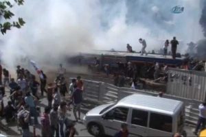 Polisten ka&ccedil;an eylemciler TIR'ın altında kaldı