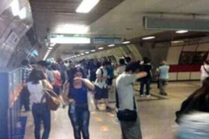 Taksim Metrosu'nda zor anlar!