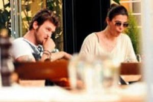 Yeni motosikleti ile sokaklarda